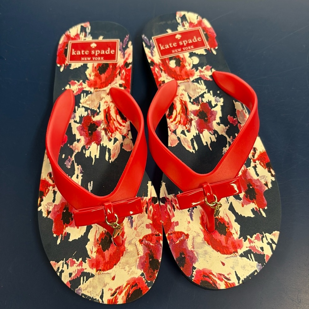 Kate Spade Charm Fairytale Red/White/Blue Floral Flip Flops, Size 5M, New